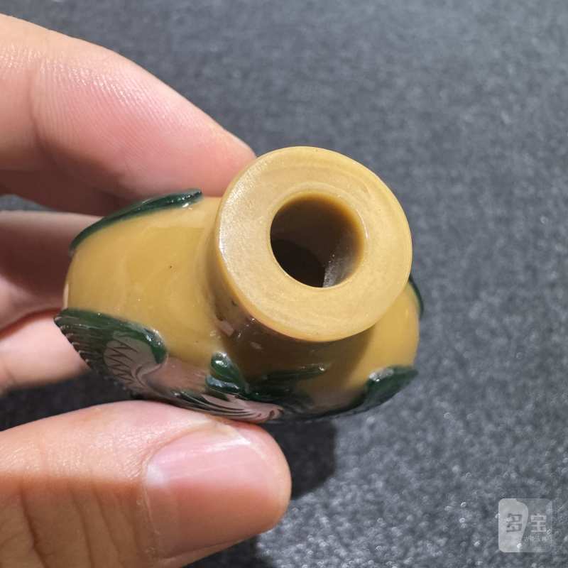 清 双凤纹黄套绿烟壶 - 图6